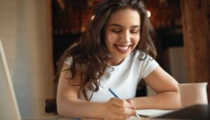 estudante escrevendo, preposição