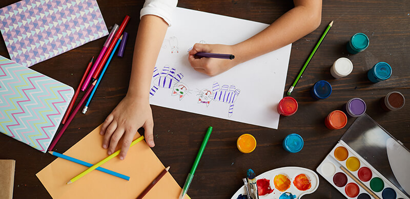 Os desafios da inclusão de pessoas com autismo no Brasil: fotografia de uma criança desenhando.