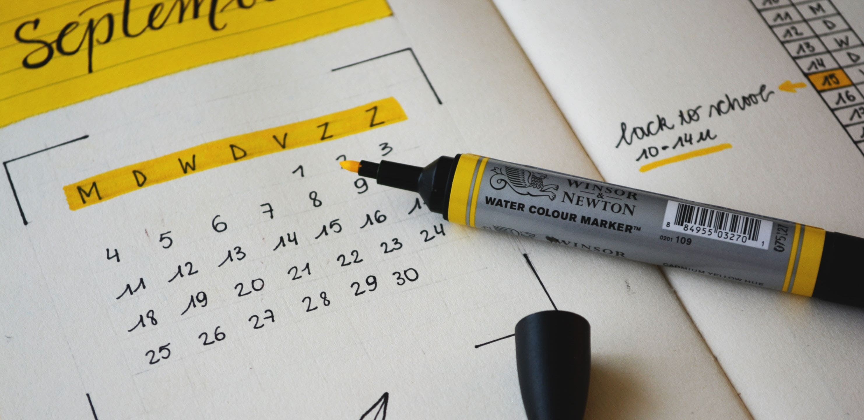 cronograma enem: imagem de u calendário em uma folha com um marca textos por cima.