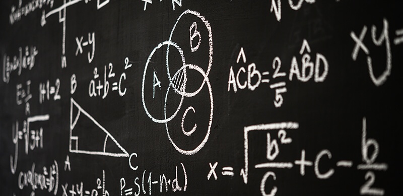 Prova de Matemática Enem 2019: fotografia de um quadro negro repleto de cálculos matemáticos.