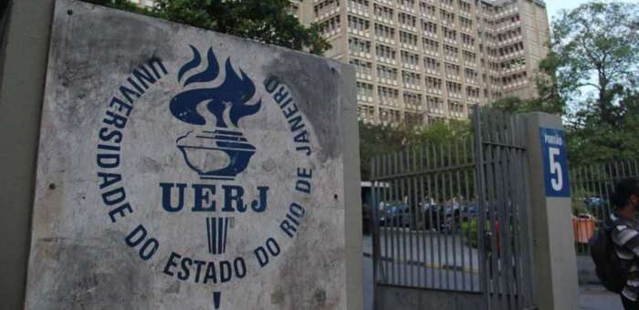 Vestibular UERJ: Fotografia da entrada da Universidade do Estado do Rio de Janeiro.