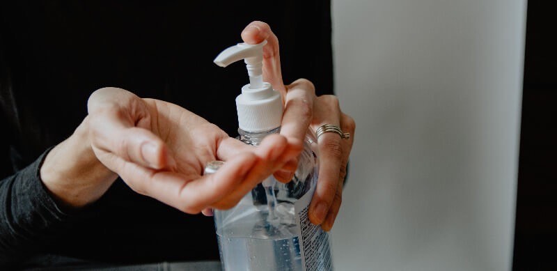 coronavírus: alguém passando álcool gel na mão