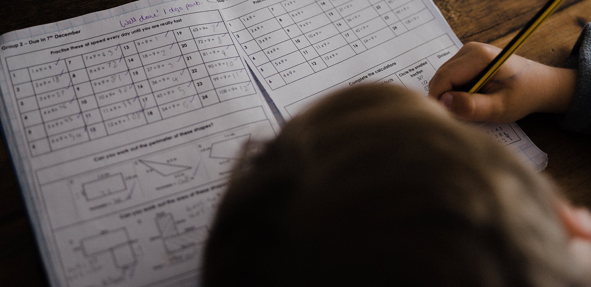 O que mais cai em matemática no Enem: fotografia de um menino fazendo exercícios de matemática.