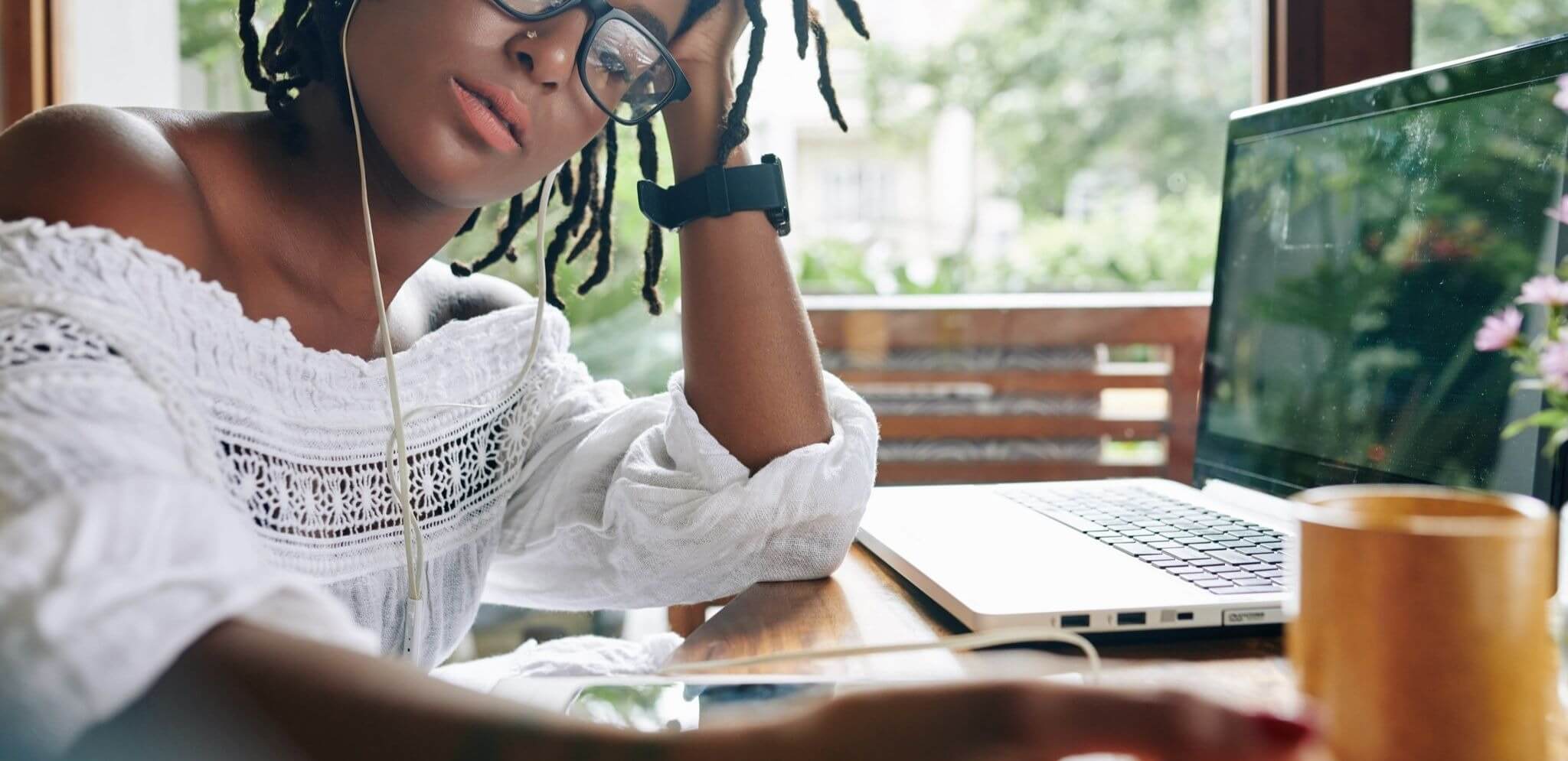 o que estudar para o vestibular: imagem de uma adolescente estudando