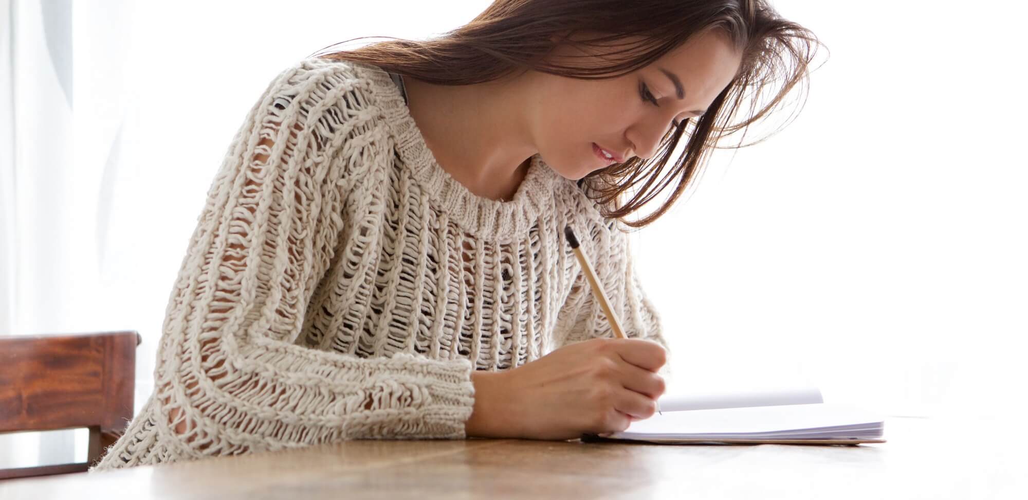 dicas de redação: imagem de uma moça estudando concentrada