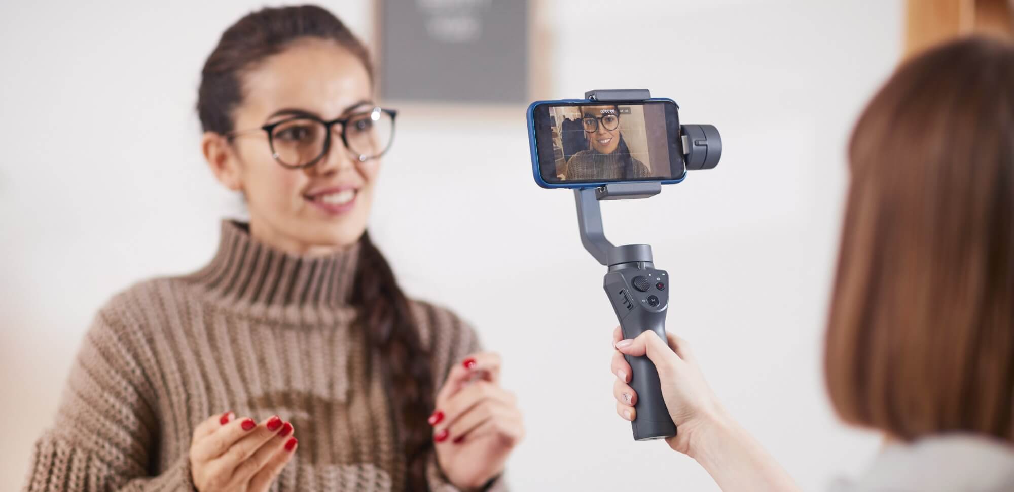 studygram: imagem de uma moça sendo filmada por um celular por outra pessoa