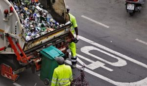 Gestão de imagem de um caminhão de lixo passando