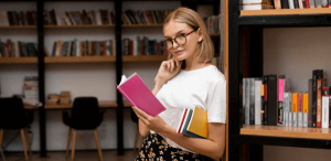 Parnasianismo: imagem de uma estudante em uma biblioteca lendo um livro.