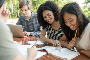 O que estudar para o Enem 2021: alunos estudando ao ar livre