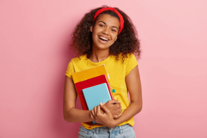 Linguagem culta e coloquial: imagem de uma adolescente segurando alguns livros