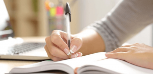 melhorar a redComoação: imagem de uma menina escrevendo no caderno.