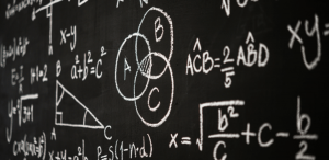Matemática e suas tecnologias: imagem de uma lousa com diversas fórmulas de Matemática
