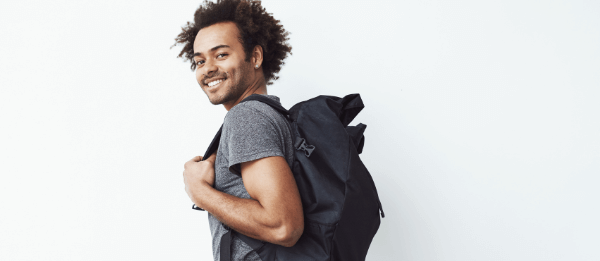 bolsa de estudos: imagem de um estudante com uma mochila nas costas