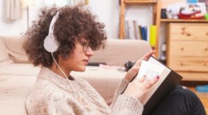 pessoa ouvindo música e lendo, músicas para citar na redação