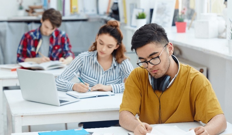 pessoas estudando em mesas, exemplos de redação fuvest