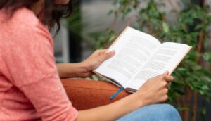 pessoa lendo um livro, desafios prática da leitura no brasil