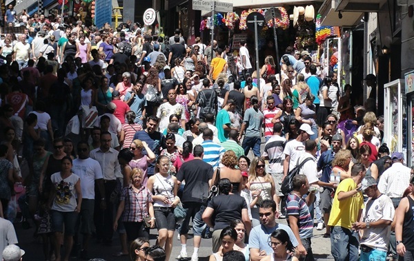 pessoas brasileiras andando em uma rua movimentada de são paulo, miscigenação