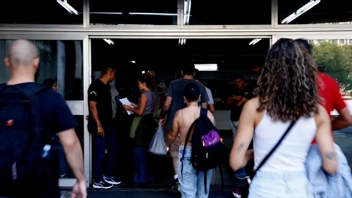 pessoas entrando em um edifício para fazer uma prova, gabarito cnu