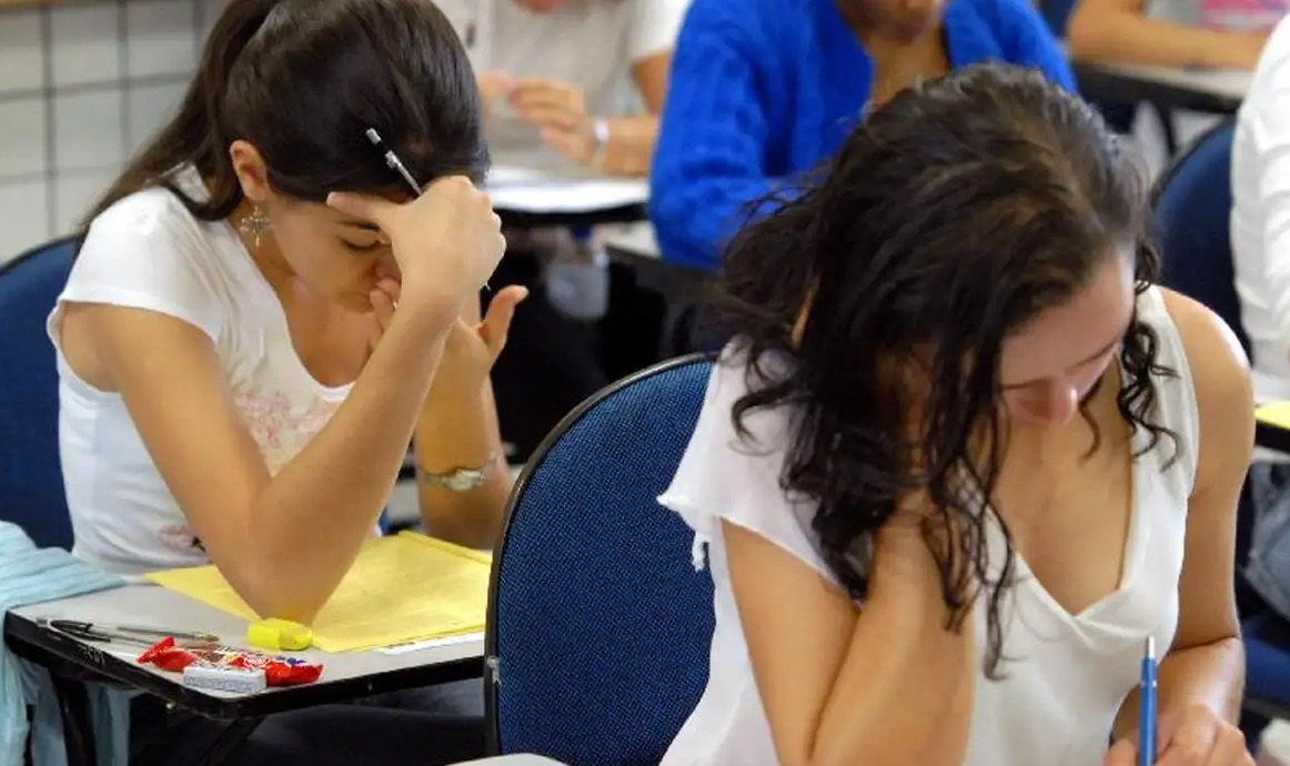 mulheres fazendo prova em sala de aula, enem 2024