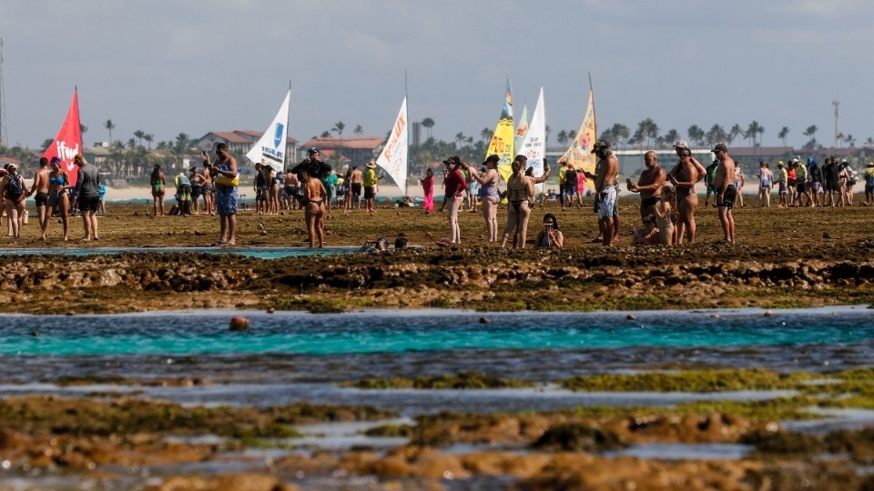 grupos de turistas em recifes de corais na praia de Porto de Galinhas, turismo sustentável no Brasil