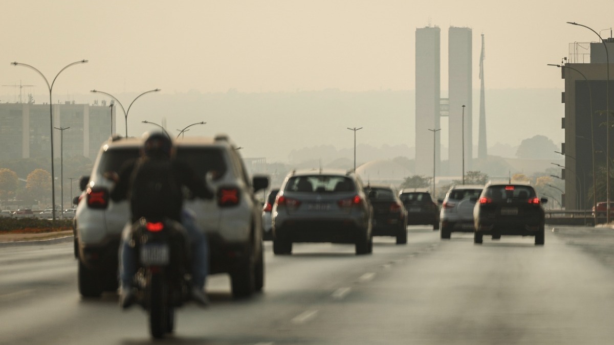 rua de brasília repleta de fumaça e névoa seca, fumaça queimadas no brasil