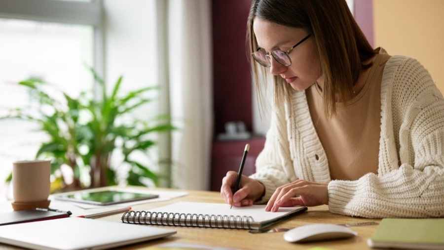 mulher estudando e escrevendo, temas mais escritos imaginie 2024