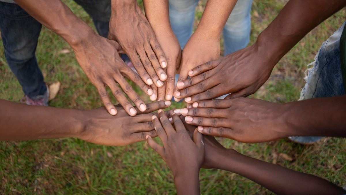 pessoas negras com as mãos unidas, consciência negra redação