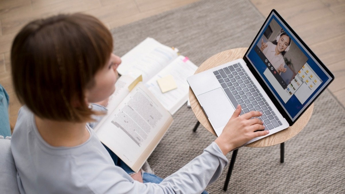 mulher assistindo videoaula, ead brasil