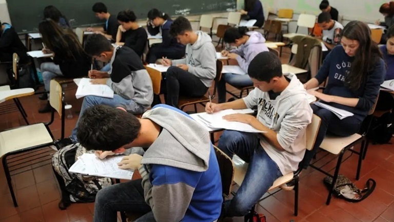 pessoas fazendo prova, enem 2025