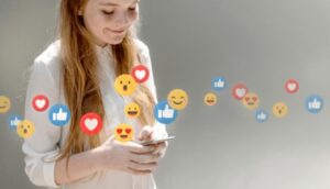jovem mexendo no celular, ideia de curtidas e redes sociais, impactos influenciadores nos jovens