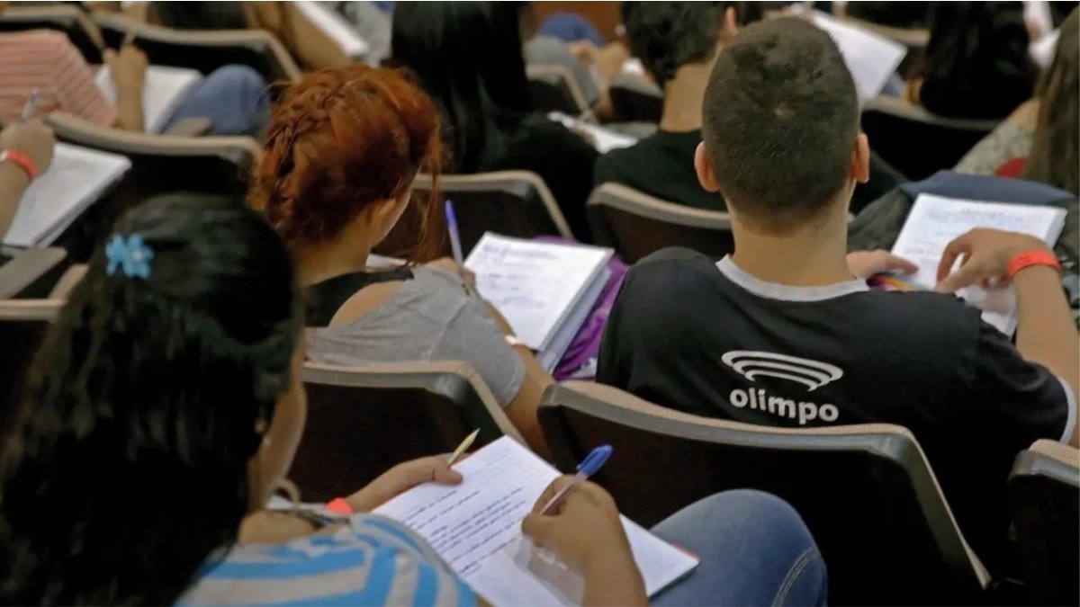 pessoas fazendo a prova do enem em uma sala, enem 2025