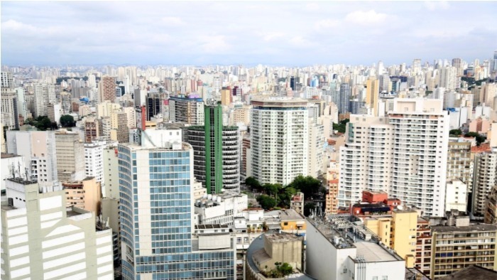 prédios em uma cidade brasileira, acesso à moradia no brasil redação pronta