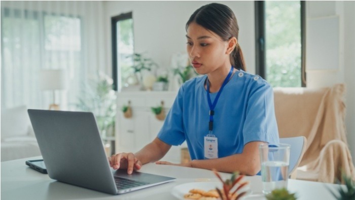 mulher com roupa azul estudando medicina, carreira medicina