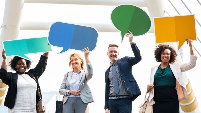 quatro pessoas com balões simbolizando o discurso e o diálogo, importância de saber ouvir brasil polarizado