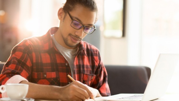 homem estudando, riscos de corrigir redação com ia