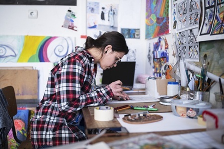 mulher fazendo trabalho artístico, cursos para criativos