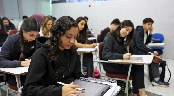 alunos fazendo prova, o que era esperado na redação do enem 2025