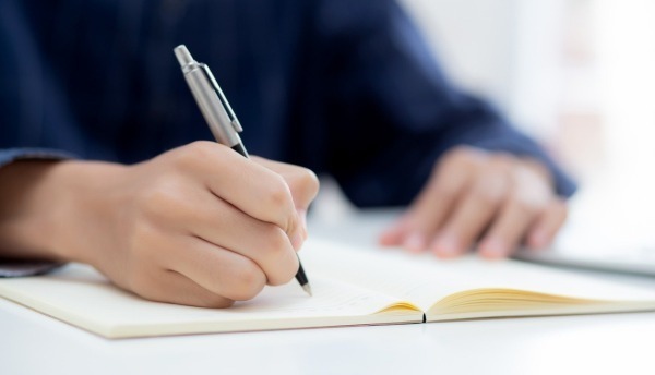 pessoa escrevendo, temas mais pesquisados redação enem 2025