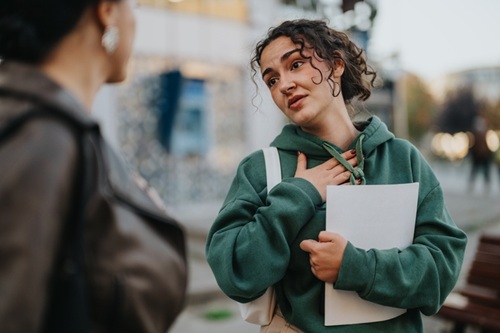 duas pessoas em país estrangeiro, intercâmbio enem