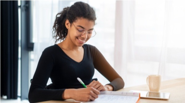menina escrevendo redação, temas mais escritos