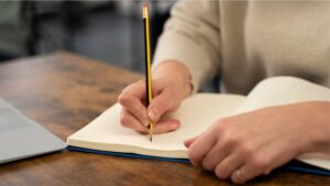 pessoa escrevendo, cartilha redação enem 2025