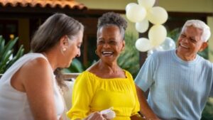 idosos rindo e conversando, perspectivas acerca do envelhecimento na população brasileira