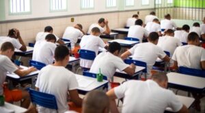 pessoas em uma sala de aula, o papel da sociedade na ressocialização de pessoas privadas de liberdade redação pronta