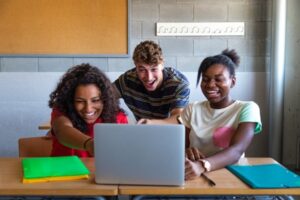 estudantes mexendo no computador, tri enem