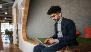 estudante trabalhando, faculdade e trabalho