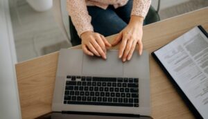 pessoa trabalhando no notebook, importância de pausas no trabalho