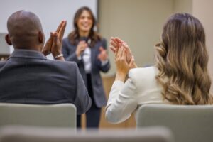 pessoas em ambiente profissional, viagem acadêmica