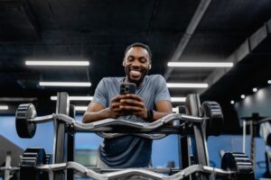 homem em uma academia de exercícios, graduação na área fitness
