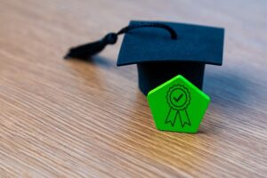 chapéu de beca em cima de uma mesa, sisu fies e prouni