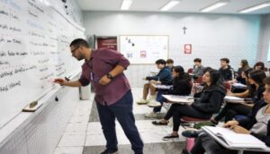 professor em sala de aula, ranking redação enem brasil